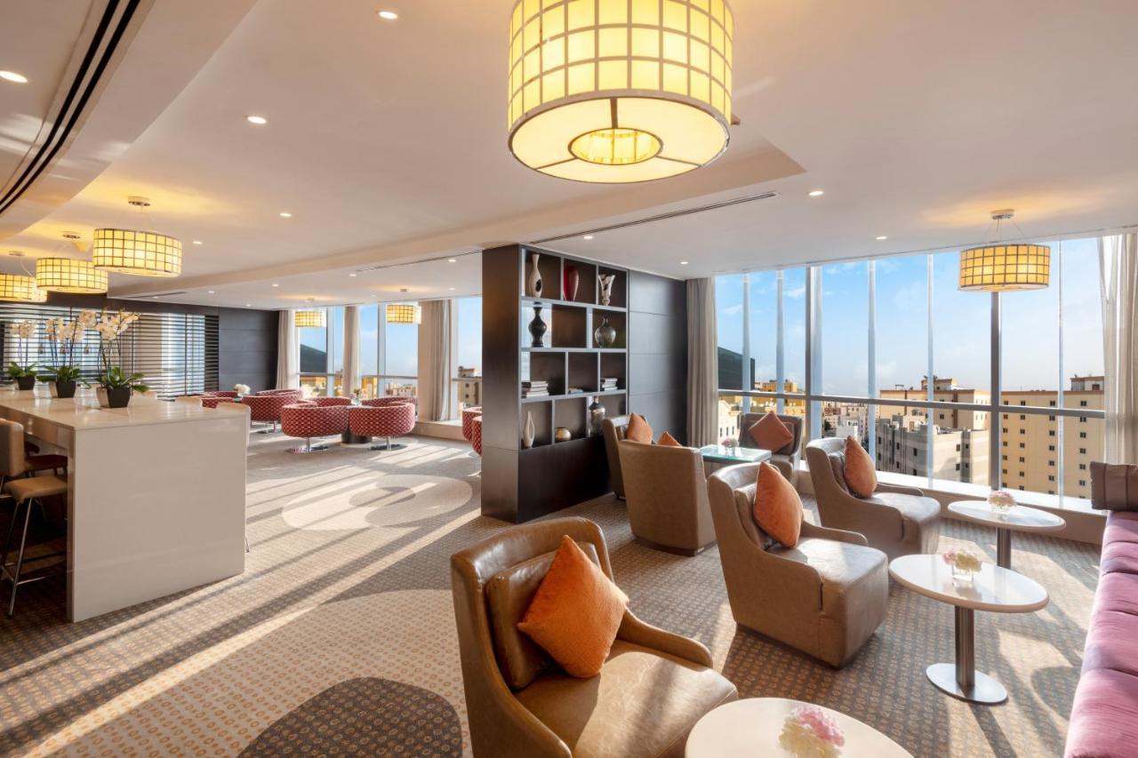 ホテル クラウン プラザ ドーハ ザ ビジネス パーク エクステリア 写真 The Club lounge at Singapore Changi Airport