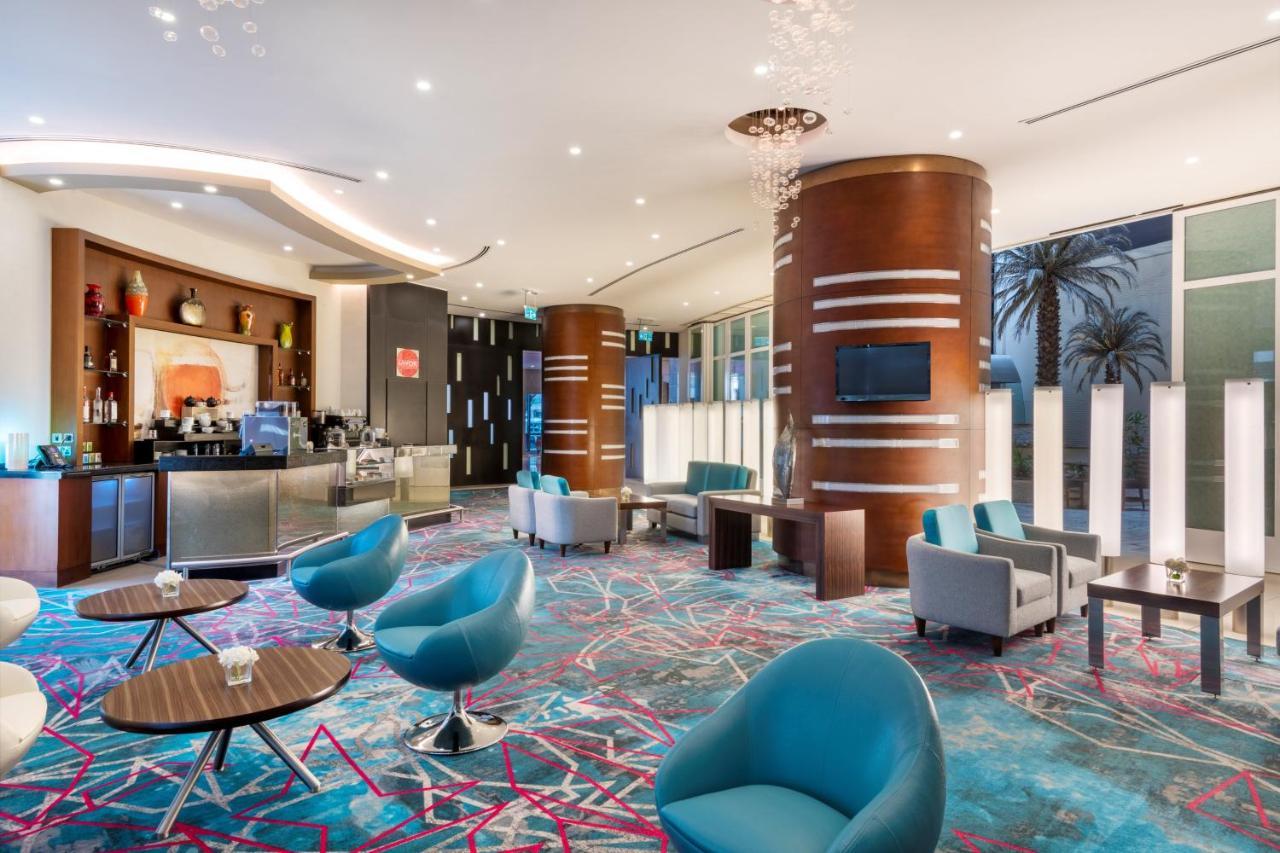 ホテル クラウン プラザ ドーハ ザ ビジネス パーク エクステリア 写真 The lounge at the airport