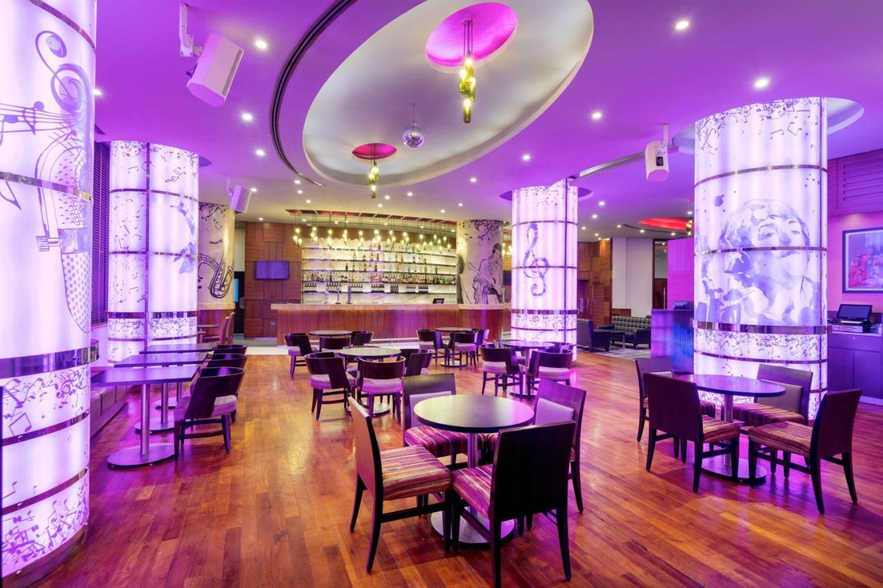 ホテル クラウン プラザ ドーハ ザ ビジネス パーク エクステリア 写真 The bar at the W Hotel in San Francisco