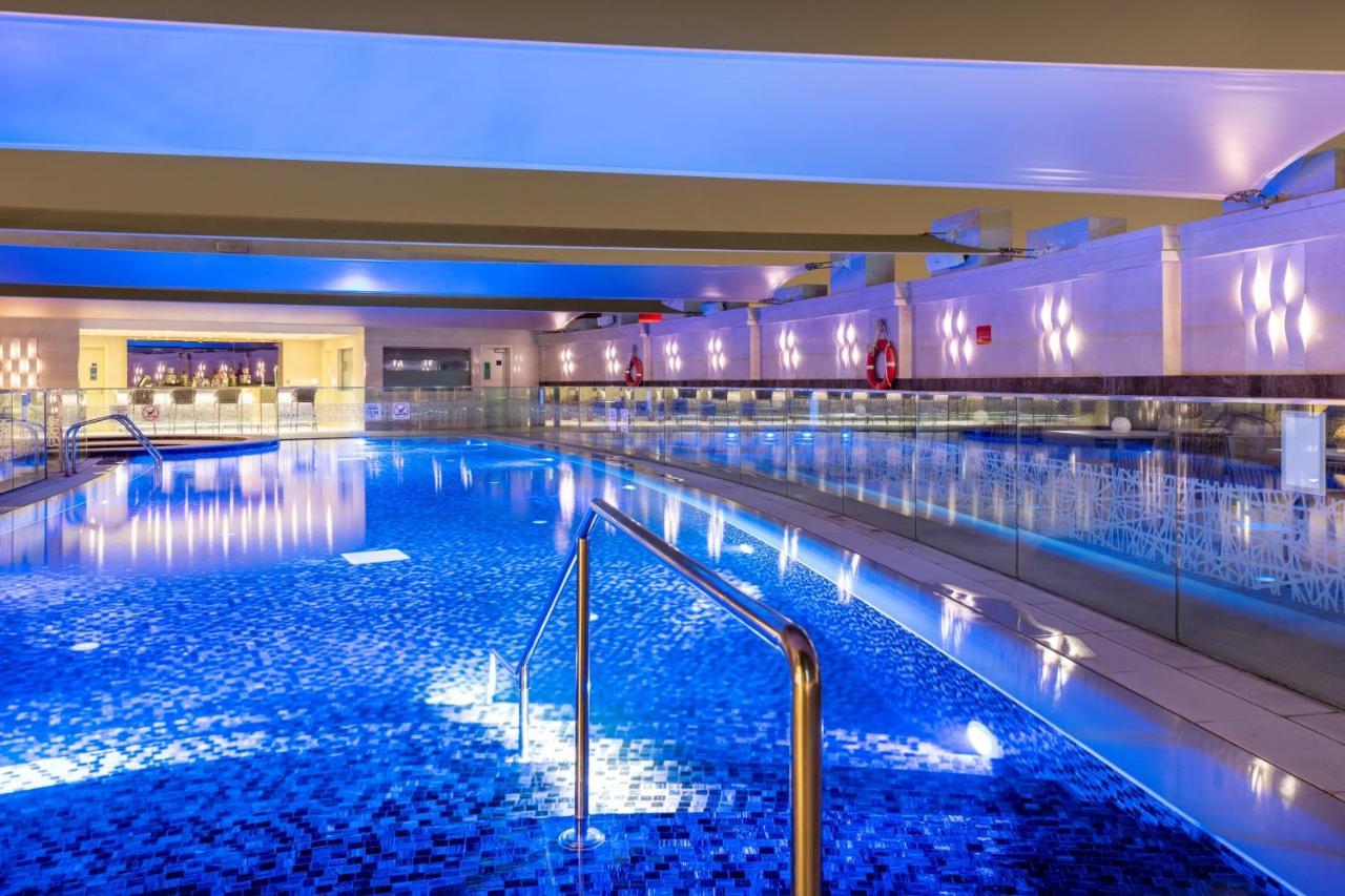 ホテル クラウン プラザ ドーハ ザ ビジネス パーク エクステリア 写真 The pool at the Hilton London Heathrow
