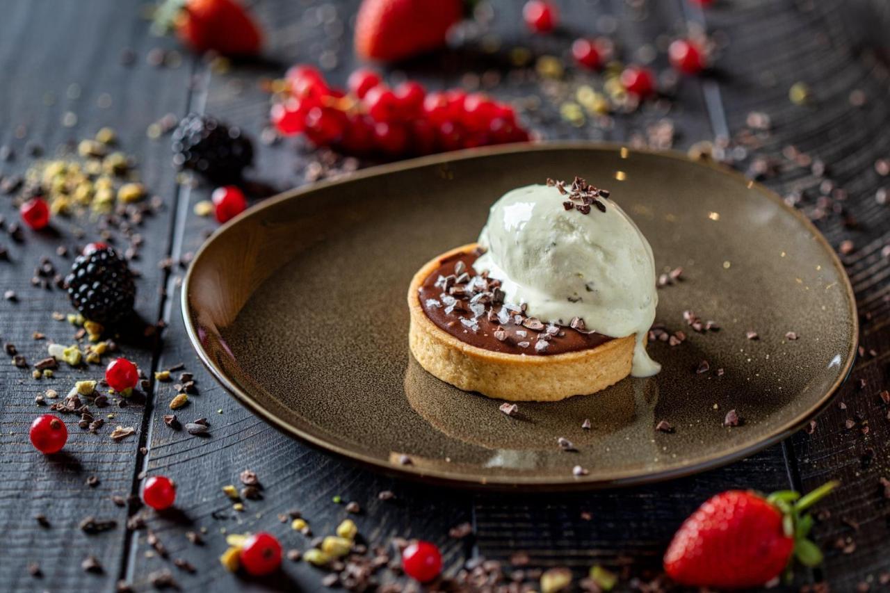 ホテル クラウン プラザ ドーハ ザ ビジネス パーク エクステリア 写真 Chocolate tart with ice cream