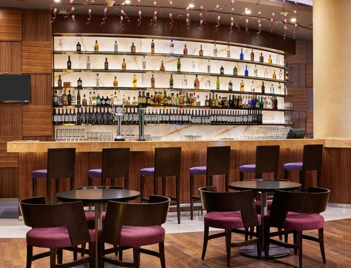 ホテル クラウン プラザ ドーハ ザ ビジネス パーク エクステリア 写真 The bar at the lounge