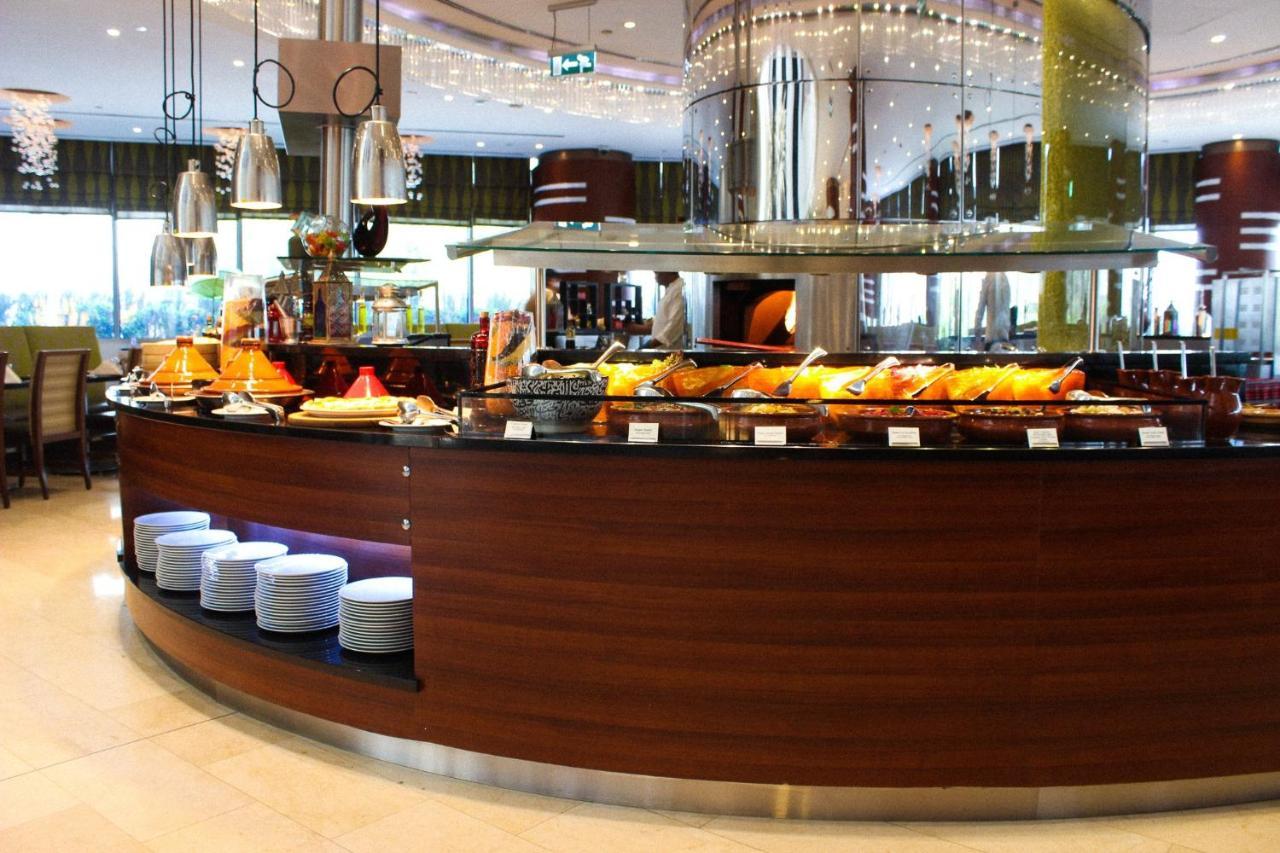 ホテル クラウン プラザ ドーハ ザ ビジネス パーク エクステリア 写真 A buffet at a hotel