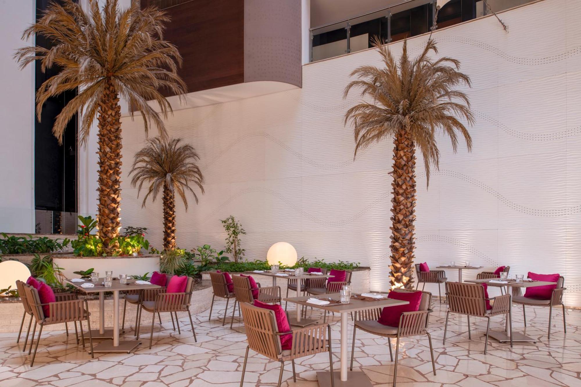 ホテル クラウン プラザ ドーハ ザ ビジネス パーク エクステリア 写真 The Palm Beach