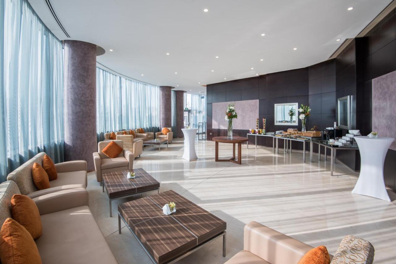 ホテル クラウン プラザ ドーハ ザ ビジネス パーク エクステリア 写真 The lounge at the airport